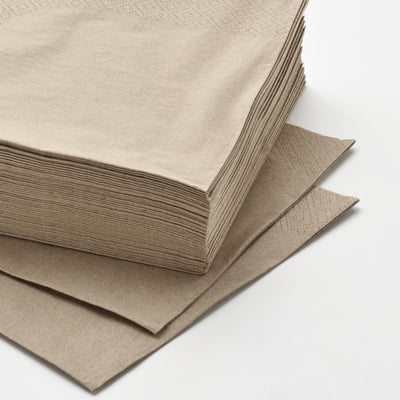 Gestapelte beige Servietten; quadratische Form; strukturierte Oberfläche; Recyclingpapiermaterial