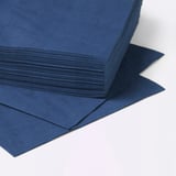 Stapel dunkelblauer, dicker, 3-lagiger Papierservietten, die ordentlich angeordnet sind und ihre saugfähige Eigenschaft zur Geltung bringen.