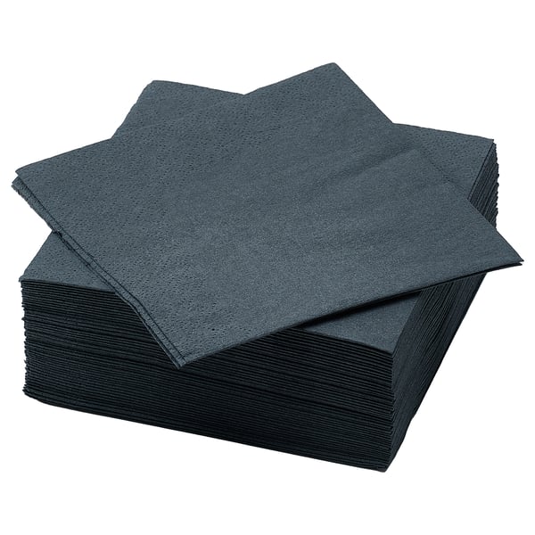 Gestapelte schwarze rechteckige Papierservietten, ordentlich gefaltet; Geeignet für den Essbereich.