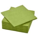Ein Stapel grüner, rechteckiger, dreilagiger Papierservietten mit kleinen Löchern in einem Muster, ordentlich angeordnet auf weißem Hintergrund.