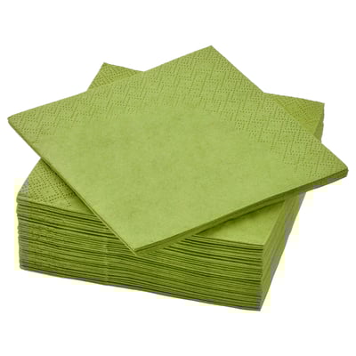 Ein Stapel grüner, rechteckiger, dreilagiger Papierservietten mit kleinen Löchern in einem Muster, ordentlich angeordnet auf weißem Hintergrund.
