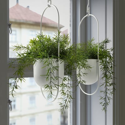Die weißen Hängepflanzen von FEJKA beleben Innenräume mit geringem Pflegeaufwand und vereinen minimalistisches Design mit umweltfreundlichen Materialien.