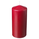 Eine einzelne, hohe rote Kerze mit zylindrischer Form aus pflanzlichem Wachs und Baumwolldocht.