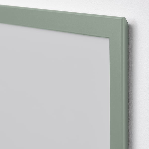 Ein schlanker, salbeigrüner Bilderrahmen mit glatten Kanten, der sein hochwertiges Design zur Geltung bringt.