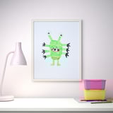 Gerahmte Kindermonsterkunst hängt über einem Schreibtisch mit einer Lampe und Aufbewahrungsbehältern und zeigt weiche Linien und einen sicheren Frontschutz aus Kunststoff.