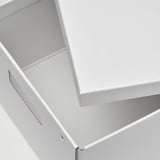 Robuste weiße Box mit ausgeschnittenem Griff, saubere Verarbeitung.