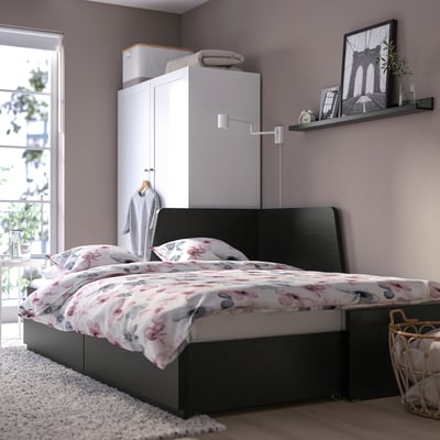 Ein schwarzes FLEKKE Tagesbett mit zwei Schubladen und einer beigen Matratze. Es lässt sich von einem Sofa in ein Einzel- oder Doppelbett umwandeln.