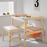 FLISAT Kinderschreibtisch und -stuhl aus Naturholz mit weißen und bunten Eimern. Klein, verstellbar und perfekt für Spielzimmer.