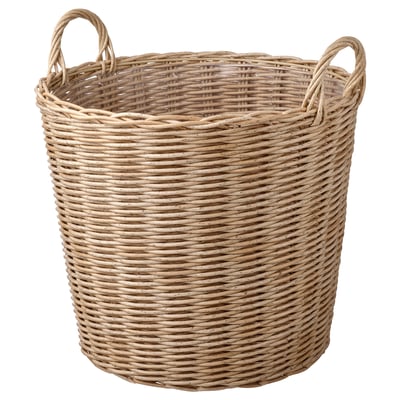 Ein runder geflochtener Korb von FLODBJÖRK in Beige. Es ist handgefertigt aus strapazierfähigem Kunststoffrattan, sowohl für den Innen- als auch für den Außenbereich konzipiert und verfügt über zwei Griffe an der Oberseite.