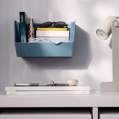 Ein blauer FODERTRÅG Wand- oder Schreibtischorganizer aus 50 % recyceltem Kunststoff mit rechteckigem Design und glatter Oberfläche.