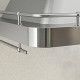 Haube aus Edelstahl mit schlankem Design und polierter Oberfläche, die an der Wand montiert wird. Abgerundete Kanten und metallische Stützhalterungen.