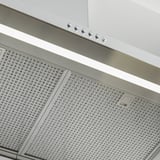 Moderne Edelstahlhaube mit LED-Leuchten. Ausgestattet mit Fettfiltern und integriertem Gewürzregal.