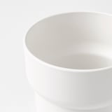 Nahaufnahme eines minimalistischen weißen FÖRENLIG-Pflanzgefäßes, schlankem und modernem, langlebigem recyceltem Kunststoff.
