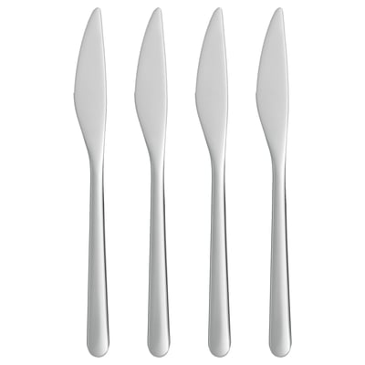 Vier silberne Messer aus rostfreiem Stahl, schlank und modern, ordentlich nebeneinander in einer Reihe angeordnet. Minimalistisches Design, ideal für gedeckte Tische.