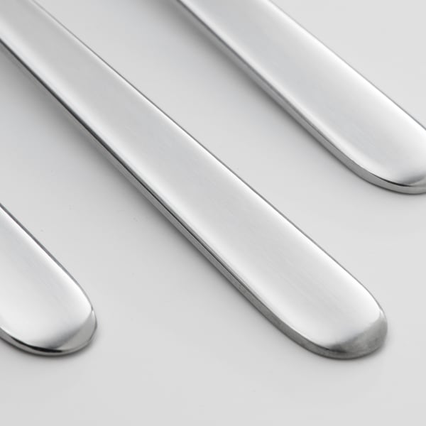 Moderne Teelöffel, ordentlich angeordnet auf einer glatten Oberfläche. Edelstahl, poliert, um das Licht zu reflektieren, zeigt ein elegantes und minimalistisches Design.