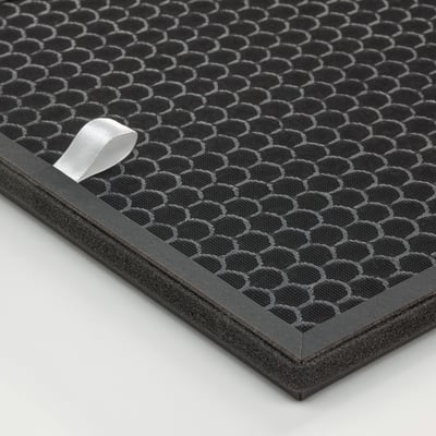 Schwarzer Luftfilter mit Wabenmuster, dunkelgrauer Rahmen. Aktivkohle und Polypropylen, reinigt Gas und Gerüche.