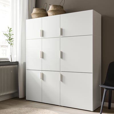 Weißer Stauraum mit sechs geschlossenen Türen in einem modernen Raum, mit minimalistischem Design und funktionalem Schrankraum.