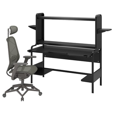 Schwarzes Set aus Gaming-Schreibtisch und -Stuhl. Der Schreibtisch hat einen Metallrahmen, Regale und eine schwarze Platte. Der Stuhl hat eine Netzrückenlehne, verstellbare Armlehnen und ein schwarzes Fußkreuz.