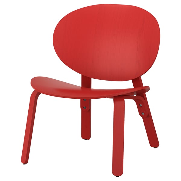 Roter Holzstuhl, skandinavisches Design.