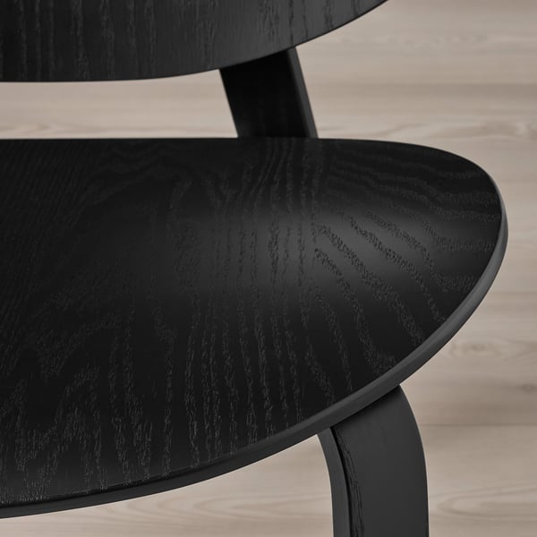 Moderner schwarzer Holzstuhl, glatt verarbeitet, mit klaren Linien und robustem Design.