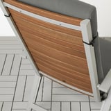 Outdoor-Kissen mit Holzlattenstuhl, mit elastischer Gurtbefestigungsfunktion.