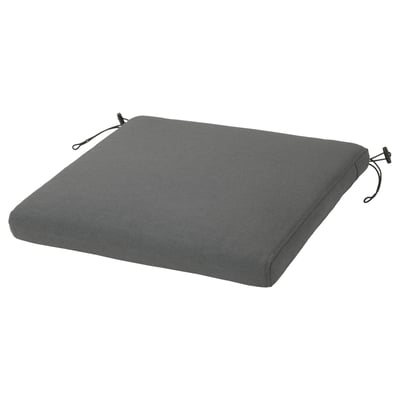 Ein quadratisches graues Outdoor-Kissen mit Bändern zur Befestigung, hergestellt aus recycelten Materialien.