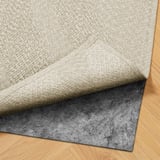Ein heller Teppich mit rutschfester Matte darunter, geeignet für den Innen- und Außenbereich.