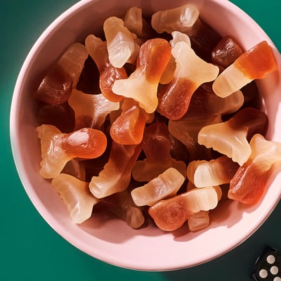 Packung FYRTAKT Geleebonbons mit Cola-Geschmack, mit Elchgrafiken, 100g. Gelatinefreie, natürliche Inhaltsstoffe.