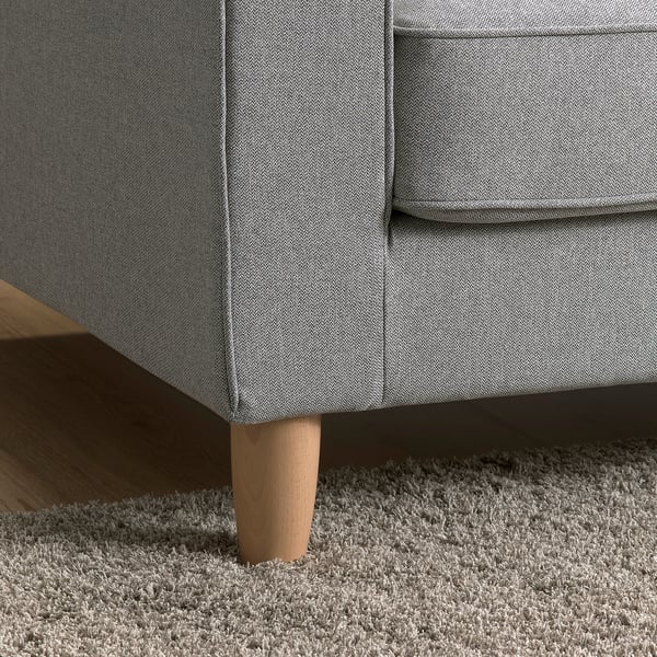 Ein modernes graues Sofa mit Holzbeinen, das hochwertige Polsterung und ein elegantes Design zeigt.