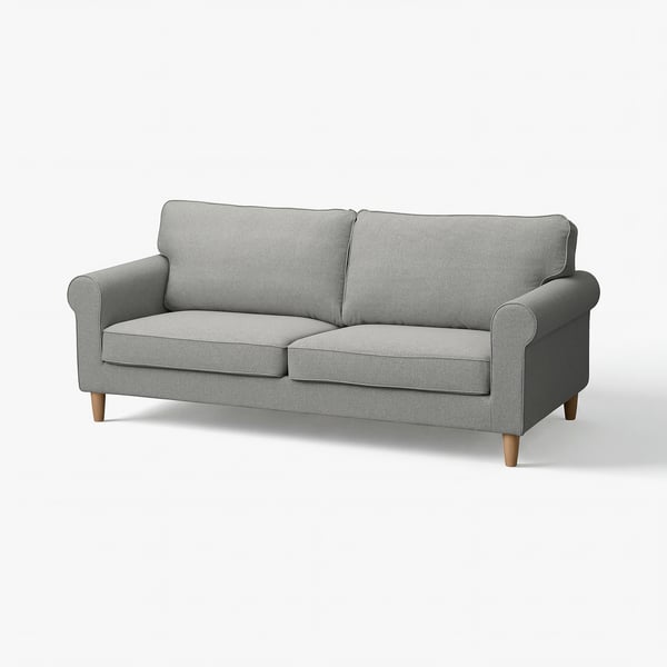 Ein GÄLLTOFTA hellgraues Sofa aus Stoff mit aufgerollten Armlehnen und Holzbeinen.