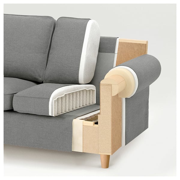Ein demontiertes Sofa mit Schichten: graue Polsterung, Schaumstoff, Spanplatten, Massivholz, Federn und recyceltes Polyester.
