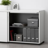 Weißer GALANT-Schrank mit 2 Regalen, Combo-Schloss, grauen Boxen, Akten, Pflanze, Foto.