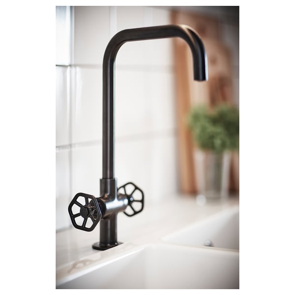 Schwarze GAMLESJÖN Küchenarmatur im Industriedesign, mit hohem Auslauf für eine einfache Reinigung. Hergestellt aus Messing mit Metallic-Finish.