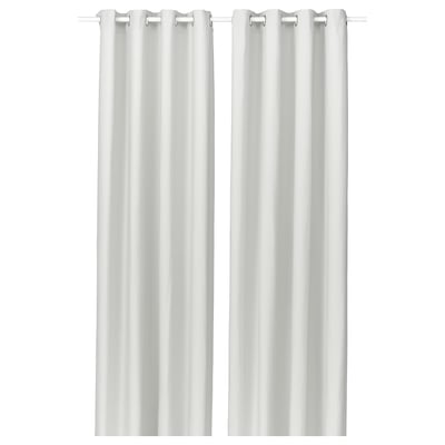 Das Bild zeigt weiße GINSTMOTT Vorhänge mit Ösen, schlichtes und schlankes Design, hergestellt aus recyceltem Polyester für Nachhaltigkeit und Privatsphäre.