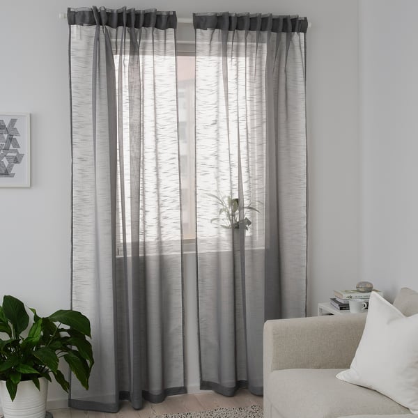 Gje Schervorhänge in Grau, die Licht mit Privatsphäre ermöglichen. Modernes, recyceltes Polyester-Design.