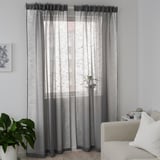 Gje Schervorhänge in Grau, die Licht mit Privatsphäre ermöglichen. Modernes, recyceltes Polyester-Design.