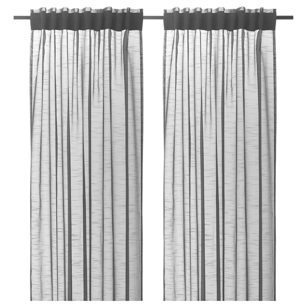 Zwei schwarz-weiß gestreifte, durchsichtige Vorhänge mit Stangentasche aus recyceltem Polyester.