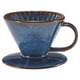 Ein GLADELIG blauer Keramik-Kaffeetropfer mit Griff und Rillen im Inneren, der für die Zubereitung von Kaffee konzipiert ist.