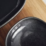 Zwei graue Schalen auf Holz.