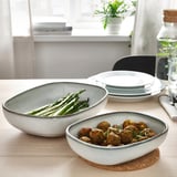 Zwei ofenfeste Schüsseln mit Lebensmitteln auf einem Tisch. Der eine hat Spargel, der andere Fleischbällchen. Teil einer stilvollen und langlebigen GLADELIG-Serie.