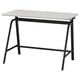 Der GLADHÖJDEN Schreibtisch in Weiß mit schwarzem Metallgestell. Modernes Design, höhenverstellbar zum Sitzen oder Stehen, schlanke Kanten und langlebige Materialien.
