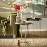 Modernes Wohnzimmer mit GLADOM Beistelltischen, Vasen, neutralem Sofa und Teppich.