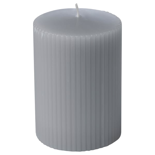 GLASBJÖRK: graue zylindrische Kerze mit geripptem Design, hergestellt aus Paraffin und Pflanzenwachs, Docht aus Baumwolle.
