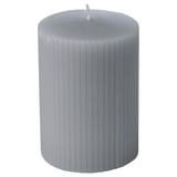 GLASBJÖRK: graue zylindrische Kerze mit geripptem Design, hergestellt aus Paraffin und Pflanzenwachs, Docht aus Baumwolle.