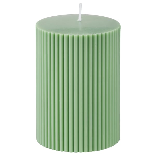 Grüne zylindrische Kerze; geripptes Design; Wachsmischung; Docht aus Baumwolle; dekorativer Wohnakzent.