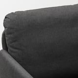 Eine schwarze GLOSTAD-Sofaecke, die das schlanke Design und den hochwertigen Stoff mit robusten Kissen und sauberen Nähten für Langlebigkeit veranschaulicht.