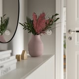 GRADVIS Vase mit Blumen auf Regal, Pastellfarbe, minimalistischer Raum.