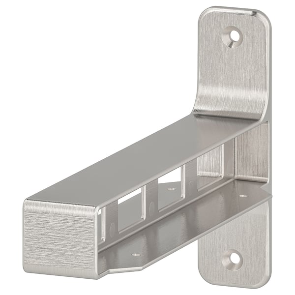 Eine silberne, l-förmige GRANHULT-Halterung aus vernickeltem Aluminium, die zum Verbergen von Regalfugen entwickelt wurde.