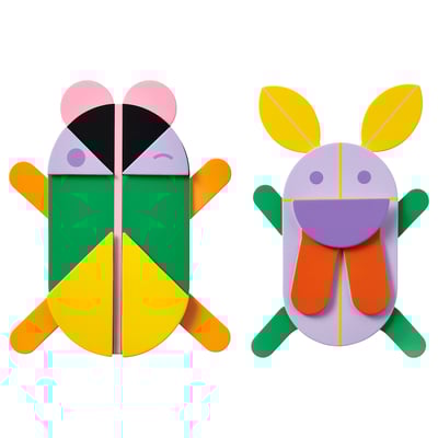 Zwei bunte Papierspielzeuge, eines mit schwarzem Gesicht, rosa Ohren und orangefarbenen Beinen; der andere mit gelben Ohren, orangefarbenen Teilen und grünen Armen.