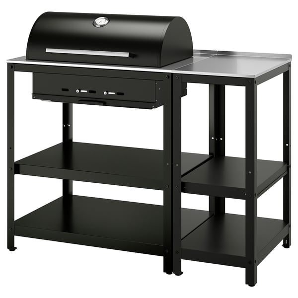 GRILLSKÄR - schwarzer Holzkohlegrill auf Metallständer mit Regalen, ideal für Grillpartys.